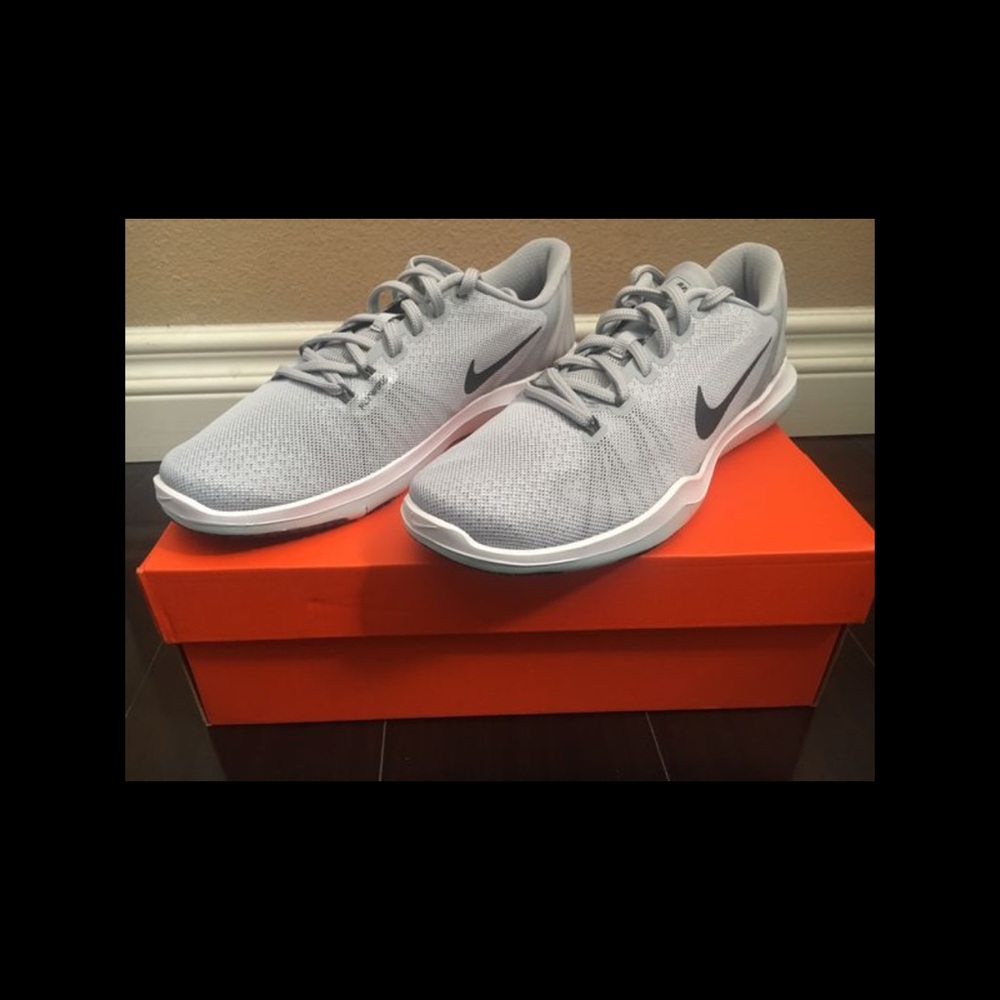 Women's Nike flex supreme tennis shoes.